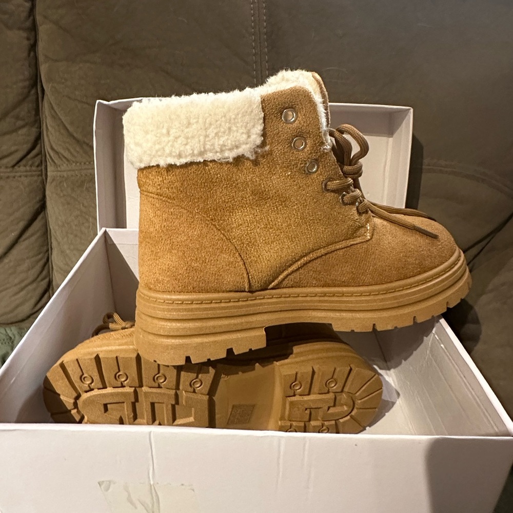 Ladies Beige Boot shoe size 4. Marked as a 5, but really fits a size 4.